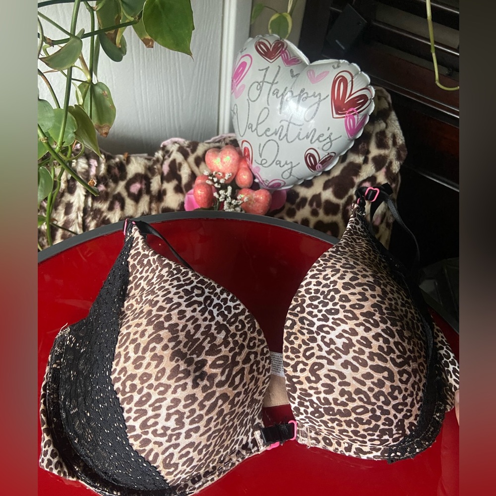Wonderbra padded leopard & lace bra & hearts with front closure